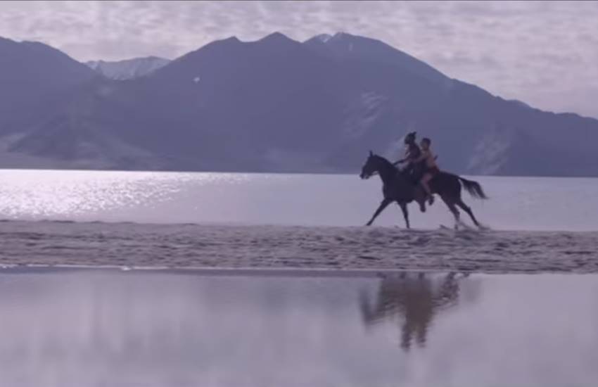 फिल्म मिर्जिया के एक सीन में अभिनेता हर्षवर्धन कपूर।