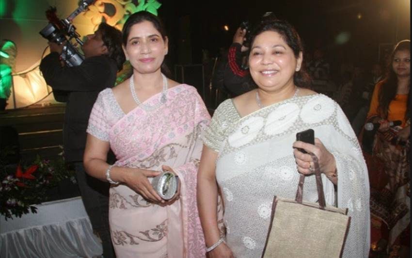 मुलायम सिंह यादव की दूसरी पत्नी साधना यादव (दाएं), शिवपाल यादव की पत्नी सरला यादव के साथ।