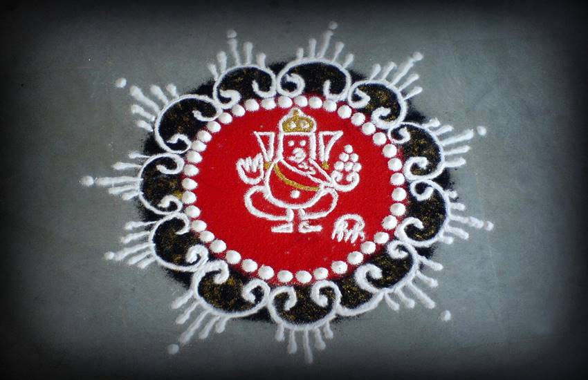 ये दीवाली आपके घर परिवार में खुशियां लाए। Image Source: hindugodwallpaper.com