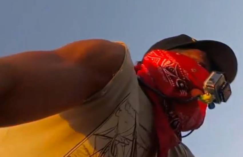 स्टंट करते वक्त इस व्यक्ति ने मुंह पर कैमरा बांध रखा था