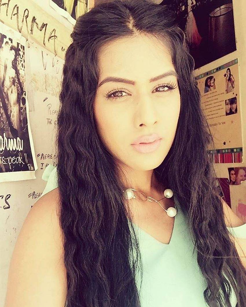 ek-hazaaron-mein-meri-behna-hai-star-nia-sharma-latest-pohtoshoot-hot-photos5