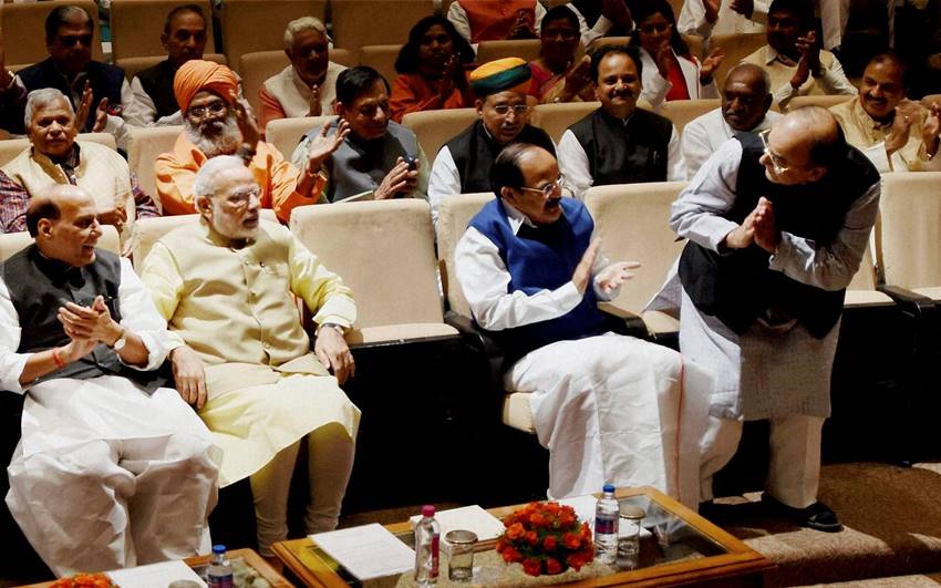 Narendra Modi, Lal Krishna Advani, L K Advani, BJP Parliamentary Meet, Parliamentary Board, Demonetisation, Rs 500, Rs 1000, Rs 2000, India, Jansatta