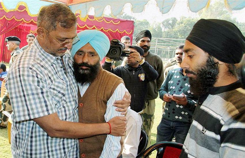 शहीद गुरनाम सिंह के परिवार वालों से मिलते हुए नाना पाटेकर। (Source: PTI)