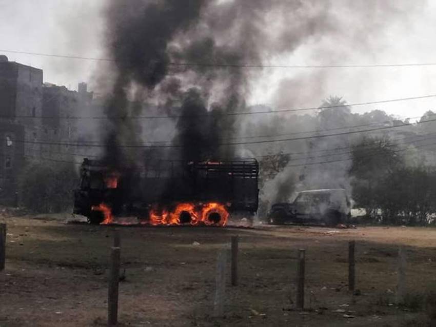 गुस्साई भीड़ द्वारा एक ट्रक में लगाई गई आग। (फोटो सौजन्य: राजेश चौरसिया)