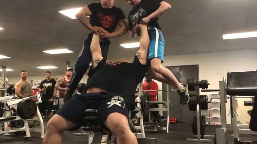 एक्सरसाइज करते एडी की एक और तस्वीर। 