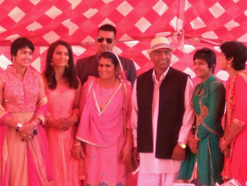 Geeta Phogat Marriage Photos, Geeta Phogat Marriage, Aamir Khan in Geeta Phogat Marriage, Mahavir Singh Phogat Daughter Marriage, Mahavir Singh Phogat Daughters, Mahavir Singh Phogat Daughters name, Geeta and Babita, Geeta Phogat and Babita Phogat, Dangal, Aamir Khan in Marriage, Zaira Wasim and Suhani Bhatnagar, Fatima Sana Shaikh and Sanya Malhotra, Haanikaarak Bapu, Pawan Kumar, Geeta Phogat Husband Name, Geeta Phogat Marriage Venue, Bollywood News, Entertainment News