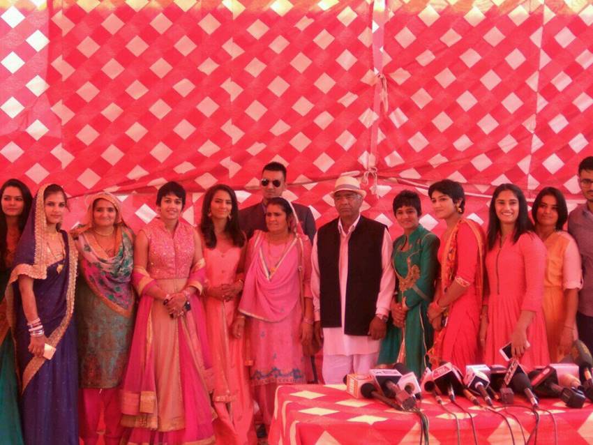 Geeta Phogat Marriage Photos, Geeta Phogat Marriage, Aamir Khan in Geeta Phogat Marriage, Mahavir Singh Phogat Daughter Marriage, Mahavir Singh Phogat Daughters, Mahavir Singh Phogat Daughters name, Geeta and Babita, Geeta Phogat and Babita Phogat, Dangal, Aamir Khan in Marriage, Zaira Wasim and Suhani Bhatnagar, Fatima Sana Shaikh and Sanya Malhotra, Haanikaarak Bapu, Pawan Kumar, Geeta Phogat Husband Name, Geeta Phogat Marriage Venue, Bollywood News, Entertainment News