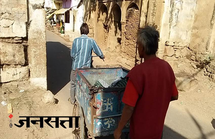 भाई के शव को लेकर जाता शख्‍स। (Jansatta Photo: Rajesh Chaurasia)