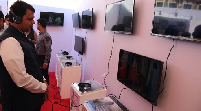 मुंबई हमले से जुड़ी इंडियन एक्सप्रेस की वीडियो स्टोरी देखते सीएम देवेंद्र फड़नवीस। (Source: Express photo by Prashant Nadkar)