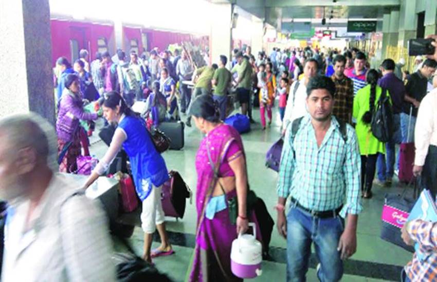 pune, trains, train late, railways, railway station, india news,jansatta, Suresh prabhu, Chhath puja,