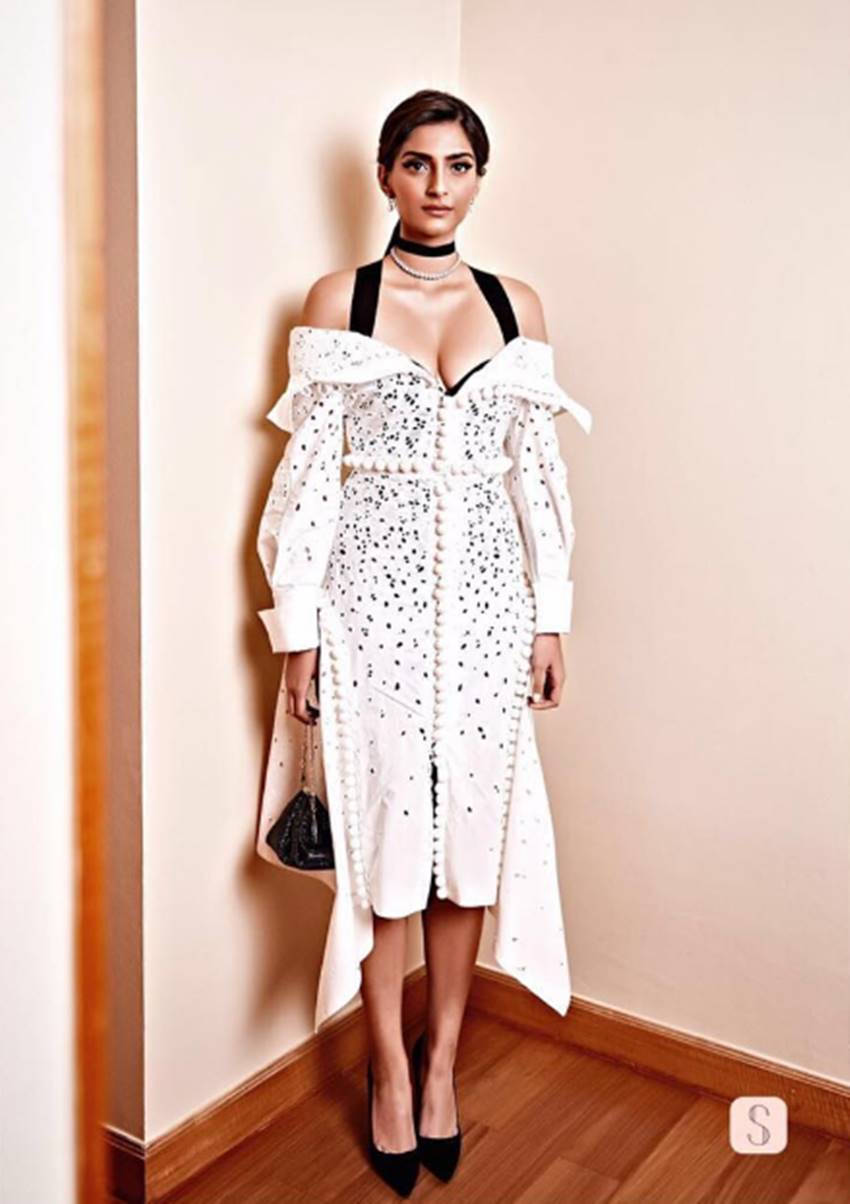 Sonam Kapoor, Sonam Kapoor photos, Sonam Kapoor pics, Sonam Kapoor photoshoot, Sonam Kapoor hot pics, Sonam Kapoor bikini pics, Sonam Kapoor pictures, Sonam Kapoor images, photos Sonam Kapoor, Sonam Kapoor instagram pics, Sonam Kapoor facebook pics, Sonam Kapoor instagram pictures, Sonam Kapoor movies, Sonam Kapoor news in hindi, सोनम कपूर, सोनम कपूर फोटो, actress Sonam Kapoor photos, Bollywood news in hindi, entertainment news