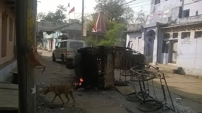 गुस्साई भीड़ ने कई वाहनों को आग के हवाले कर दिया। (फोटो सौजन्य: राजेश चौरसिया)