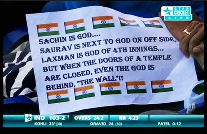 भारत और इंग्लैंड के बीच हुए एक टेस्ट मैच के दौरान राहुल द्रविड़ के लिए मेसेज दिखाता उनका फैन।(Photo: Youtube ScreenShot)