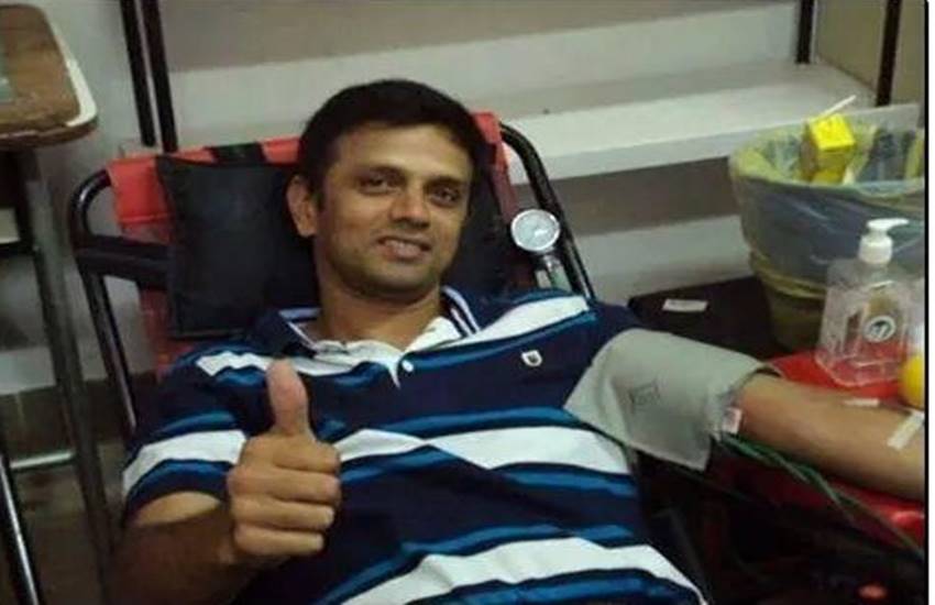 बेंगलुरु के एक अस्पताल में ब्लड डोनेट करते राहुल द्रविड़ (Photo: Twitter) 