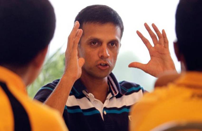 अंडर 19 टीम के खिलाड़ियों को को टिप्स देते राहुल द्रविड़। द्रविड़ अंडर 19 टीम के कोच भी है। (Photo: BCCI)