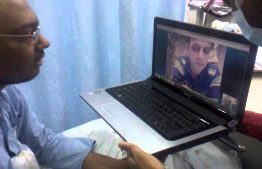 कैंसर से पीड़ित अपने एक प्रशंसक से स्काइप पर वीडियो चैट करते राहुल द्रविड़।(Photo: Twitter)