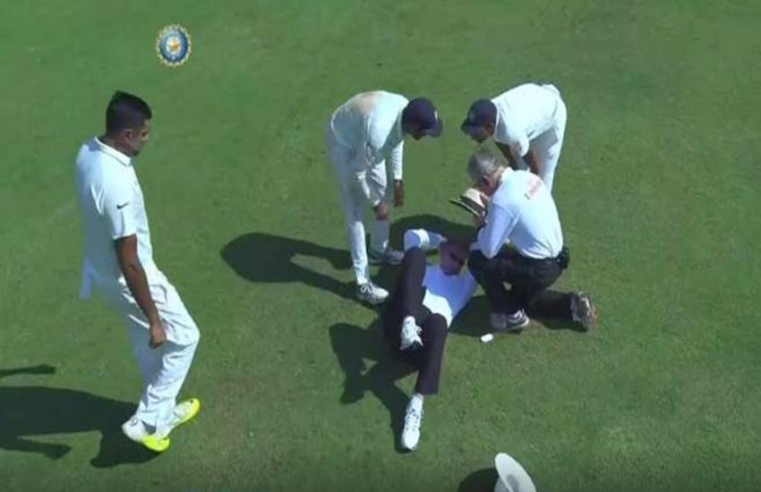 गेंद लगने के बाद पॉल रेफेल चक्कर खाकर मैदान पर गिर पड़े।(Photo: Twitter)