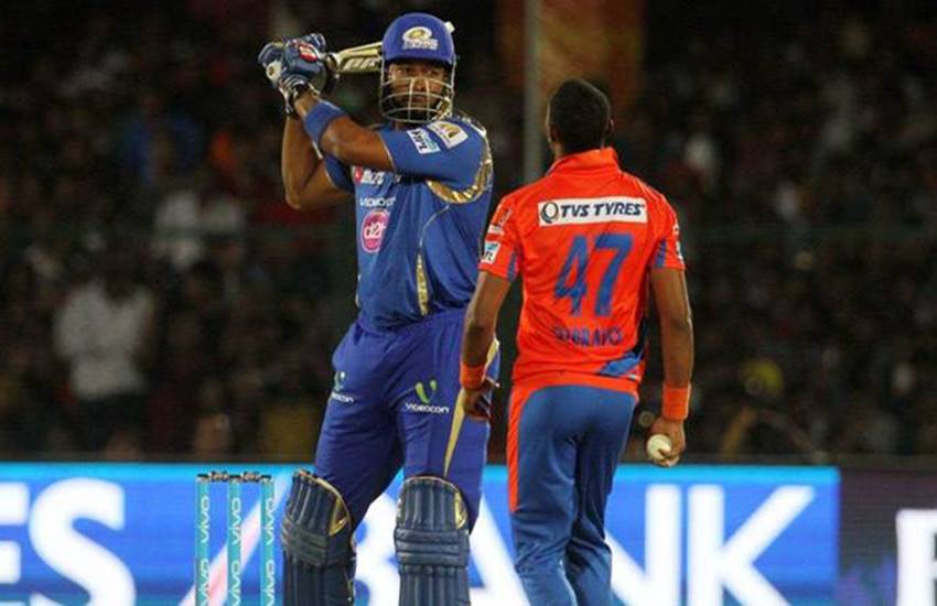 इस साल आईपीएल मैच के दौरान कीरॉन पोलार्ड ने ड्वेन ब्रावो को मारने के लिए बल्ला उठा लिया।(Photo: BCCI)