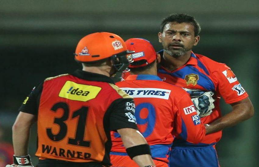 इस साल आईपीएल मैच के दौरान प्रवीण कुमार और डेविड वॉर्नर आपस में भिड़ गए।(Photo: BCCI)