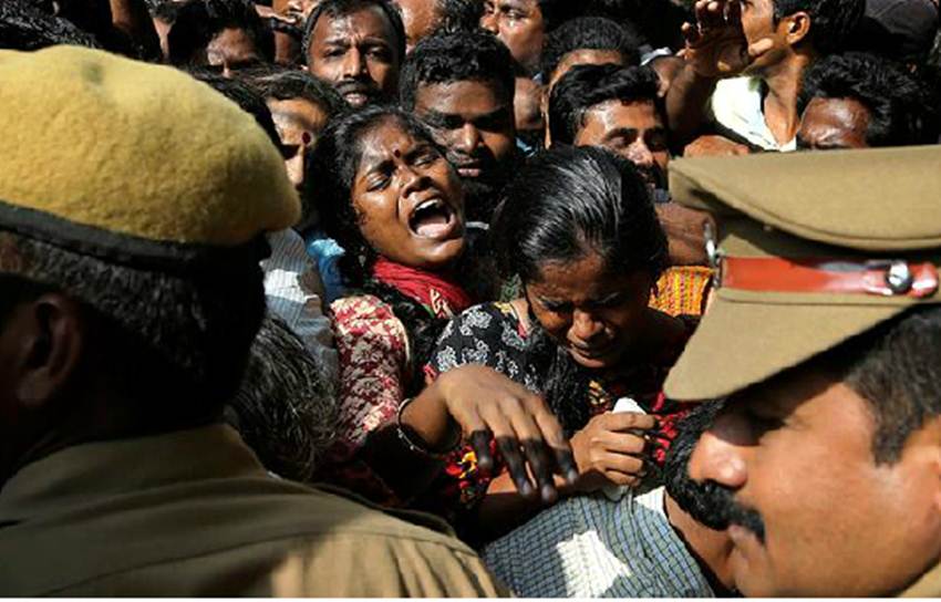 जयललिता को प्यार करने वालों का कहना है कि उन जैसा सीएम अब कोई नहीं मिलेगा। शायद यही वो वजह है कि वे उन्हें याद करके उनके आंसू थमने का नाम ही नहीं ले रहे। (Agency)