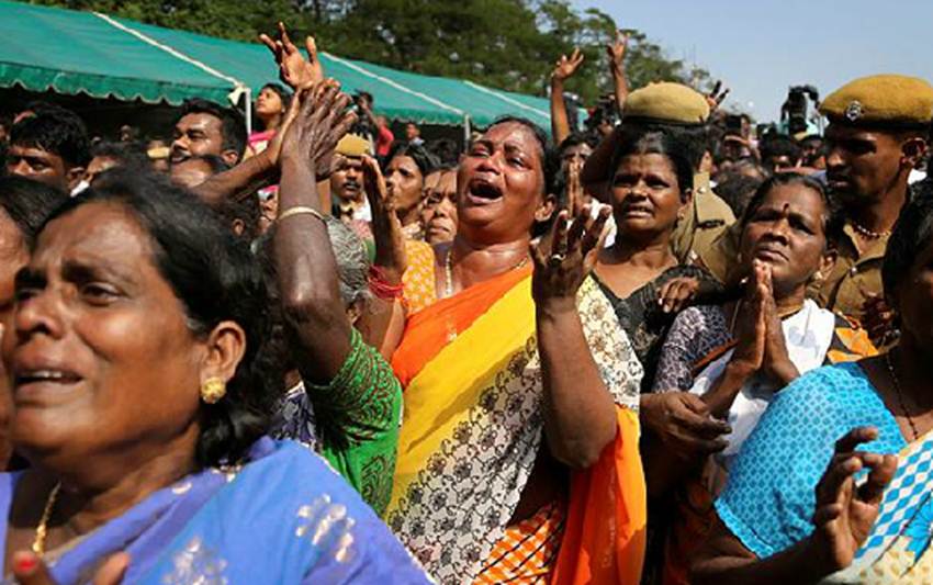 अममा के लिए विलाप करतीं महिला समर्थक। (Agency)