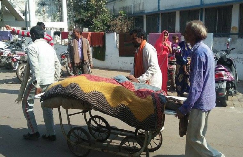 महिला को अस्पताल ले जाते परिजन (तस्वीर-कीर्ति राजेश चौरसिया)
