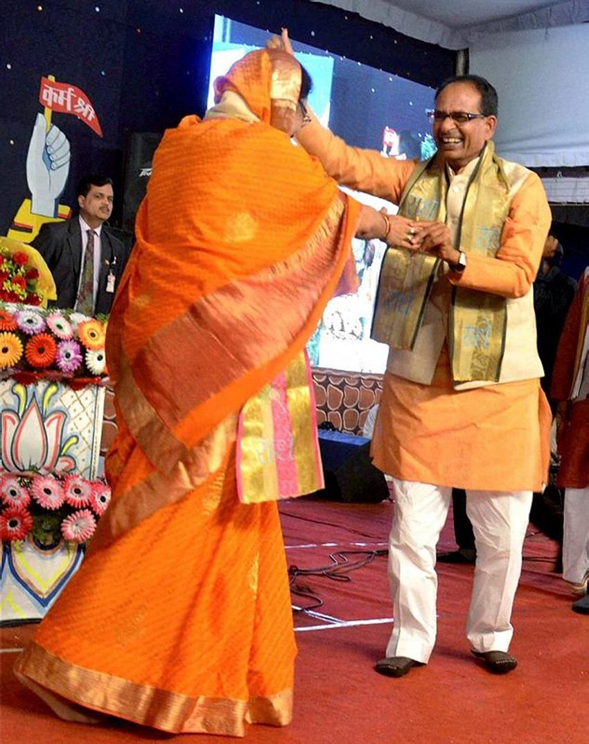 Shivraj Singh chauhan, Srimad Bhagwat katha, Bhopal, kolar, Sadhna Singh, CM, Madhya Pradesh. CM's wife, cm dances with wife