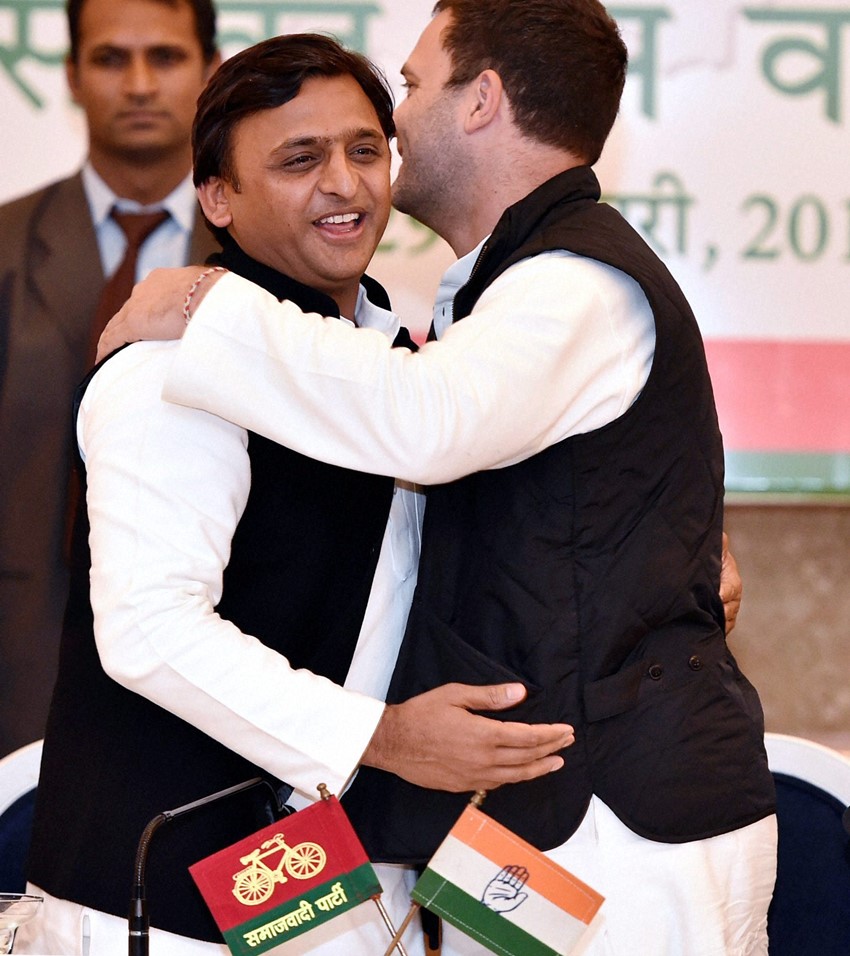 अखिलेश यादव और राहुल गांधी गले मिलते हुए। ( Photo Source: PTI)