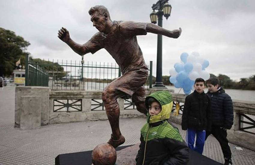 अर्जेंटीना के ब्यूनस आॅयर्स स्थित लियोनेल मेसी की प्रतिमा, तोड़-फोड़ से पहले।(Photo: Reuters)