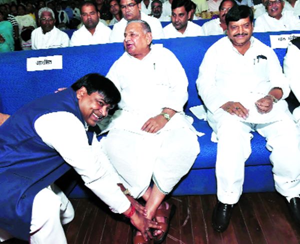 gayatri parajapati, mulayam singh yadav, shivpal yadav