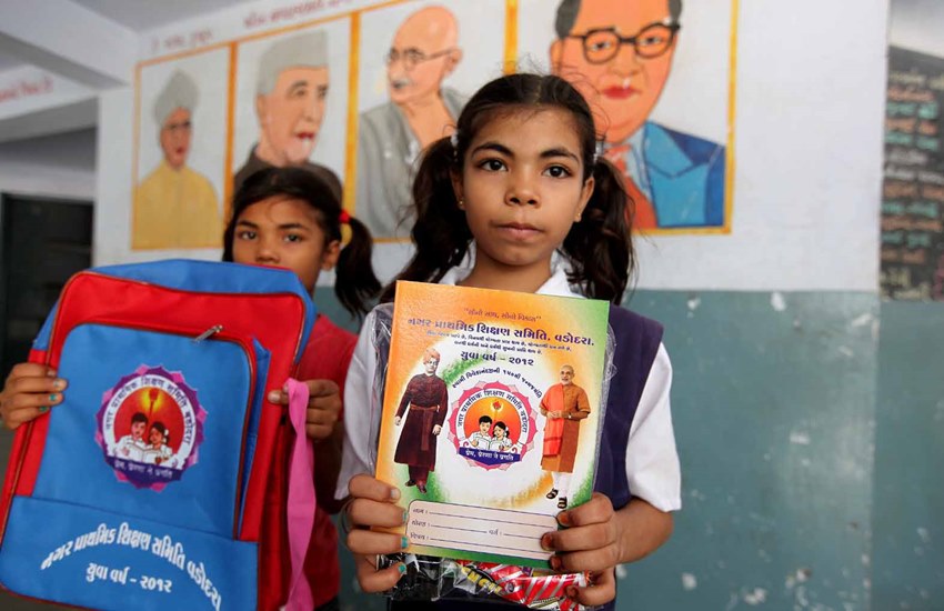गुजरात के एक स्कूल में दीवार पर लगी महापुरुषों की तस्वीरें। (फाइल फोटो)