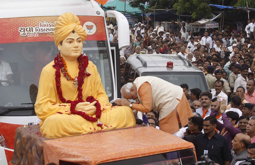 एक कार्यक्रम में स्वामी विवेकानंद को श्रद्धांजलि अर्पित करते नरेन्द्र मोदी। (एक्सप्रेस फाइल फोटो)