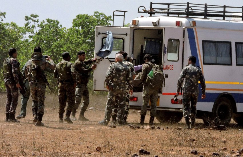 छत्तीसगढ़: नक्सलियों का गश्त कर रही सीआरपीएफ की टुकड़ी पर हमला, 12 जवान शहीद,  लूट ले गए हथियार | Jansatta