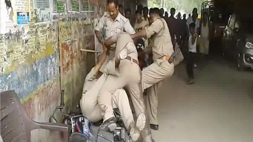 UP Police fighting for bribe, UP Police