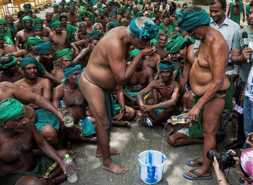tamil nadu farmers, farmers protest, farmers protest in delhi, prime minister, narendra modi, pm modi, farmers PMO, farmers protest photos, tamil nadu, tamil nadu farmers protesters, palanisami, farmers protest, jantar mantar, farmers loan waivers, farmers protested naked, farmers eat mouse, modi govt, central govt, jansatta