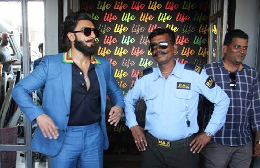 Ranveer Singh, Ranveer Singh security guard, Ranveer Singh spotted, Ranveer singh pics, ranveer singh crazy pics, Aamir Khan meets his Dangal team, aamir khan with onscreen daughters, Aamir khan Fatima Sana Shaikh Sanya Malhotra, Aamir Khan Kiran Rao, Dangal cast pics, Aamir Khan with Dangal stars pics, Fatima Sana Shaikh and Sanya Malhotra pics
