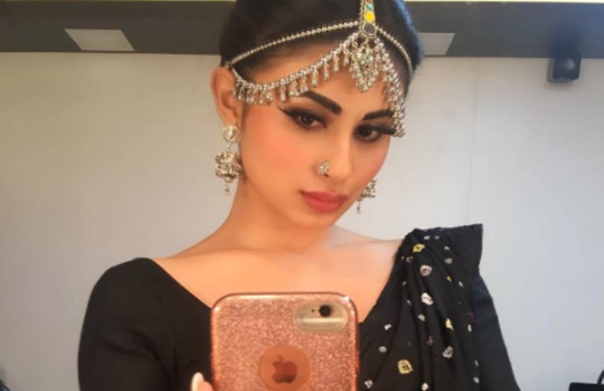 Mouni Roy, mouni roy make up in naagin serial, mouni roy apply make-up, tv serial naagin shooting, mouni roy news in hindi, entertainment news in hindi, bollywood updates, bollywood updates in hindi, entertainment news,