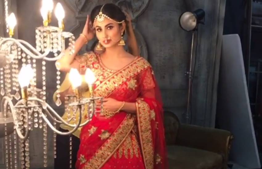Mouni Roy, mouni roy make up in naagin serial, mouni roy apply make-up, tv serial naagin shooting, mouni roy news in hindi, entertainment news in hindi, bollywood updates, bollywood updates in hindi, entertainment news,