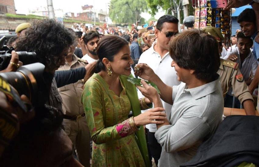 Shahrukh Khan, Anushka Sharma, Banarsi Paan, Varansi, jab harry met sejal, Banaras promotion, Anushka Sharma Banarasi Paan, SRK Banarsi Paan, SRK in Varanasi