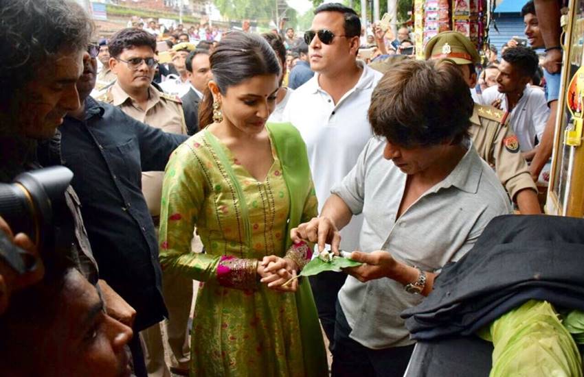 Shahrukh Khan, Anushka Sharma, Banarsi Paan, Varansi, jab harry met sejal, Banaras promotion, Anushka Sharma Banarasi Paan, SRK Banarsi Paan, SRK in Varanasi