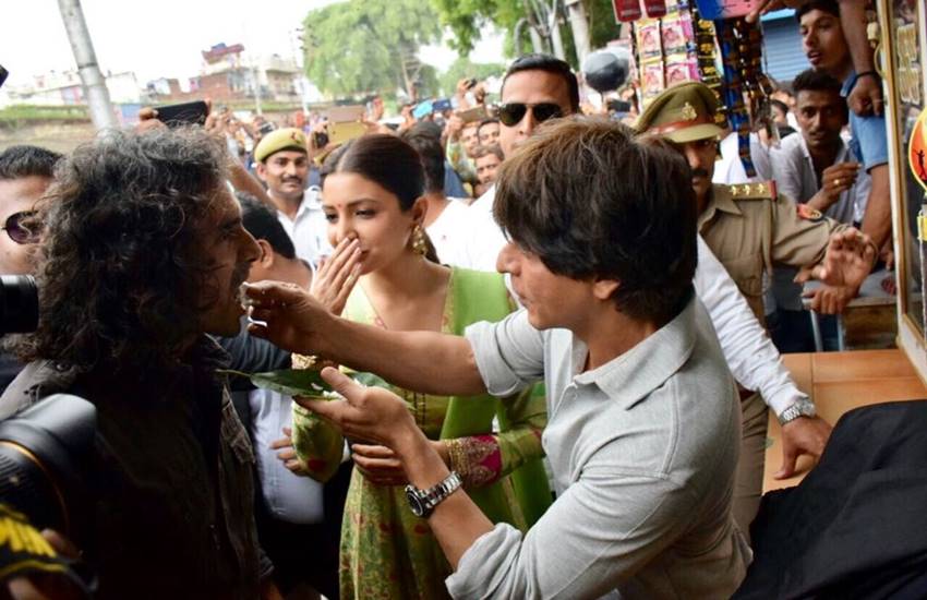 Shahrukh Khan, Anushka Sharma, Banarsi Paan, Varansi, jab harry met sejal, Banaras promotion, Anushka Sharma Banarasi Paan, SRK Banarsi Paan, SRK in Varanasi
