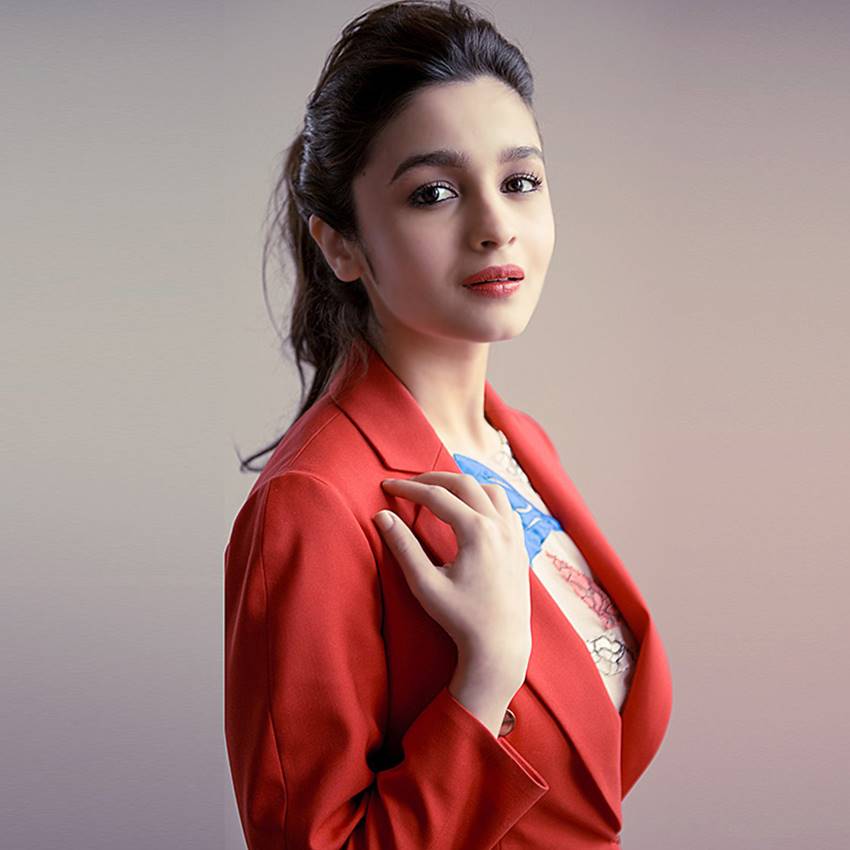 attractive style of Alia Bhatt