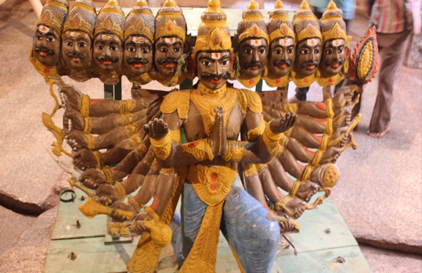 100 साल पुराने इस मंदिर में होती है रावण की पूजा, साथ विराजते हैं भगवान ...