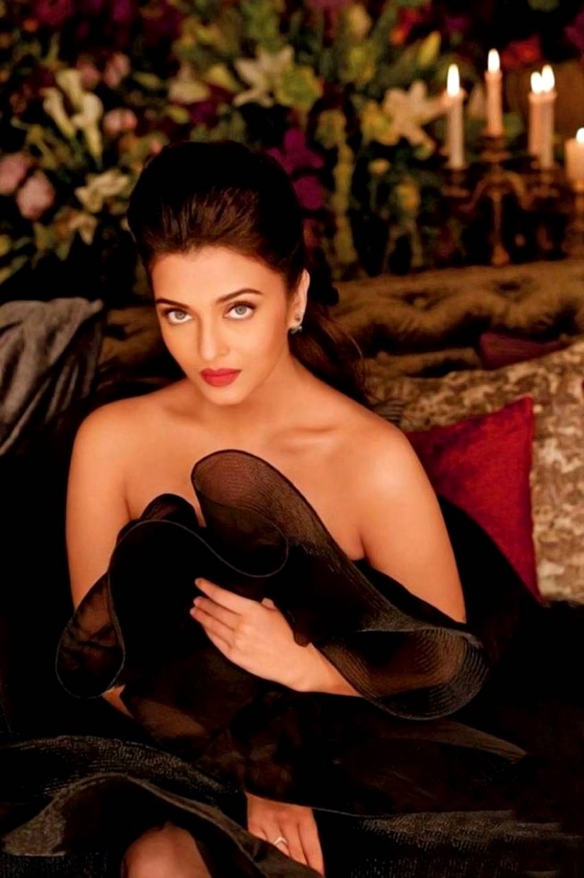 Aishwarya Rai flaunting her sexy style