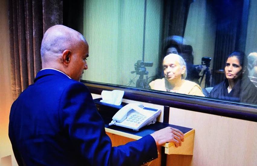 Kulbhushan Jadhav, Kulbhushan Jadhav Mother, Kulbhushan Jadhav wife, Mother and Wife, Meet with Bindi and Mangalasutra, Pakistan Did Not Allowed, India Reaction, India Reaction on Kulbhushan Jadhav Meeting, National News