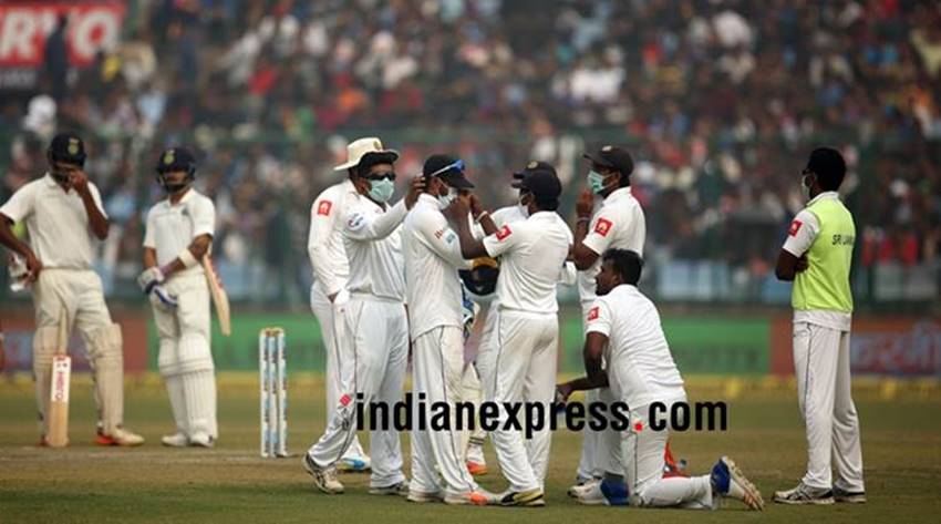 india vs sri lanka match, india vs sri lanka test match, smog, india vs sri lanka cricket match halted due to smog, firozshah kotla test, india vs sri lanka test in delhi, smog interruted india vs sri lanka match, sri lanka team with masks in kotla test, smog in india, pollution in india, jansatta blog, blog in hindi, jansatta