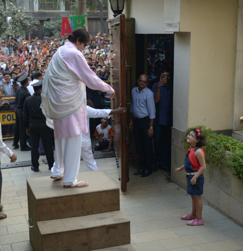 Amitabh Bachchan, Amitabh Bachchan Little young fan, Amitabh Bachchan fan crowd, big b fans, Amitabh Bachchan on twitter, Amitabh Bachchan Little young fan, Amitabh Bachchan fan crowd, big b fans, entertainment news, television news, bollywood news