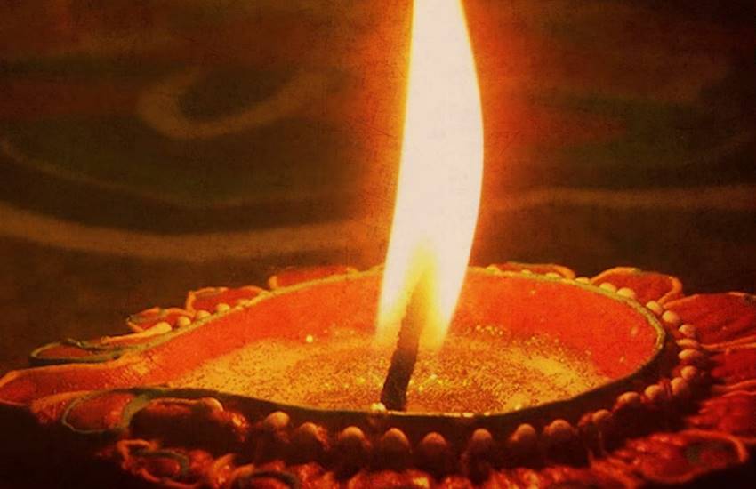 पूजापाठ में घी के दीपक जलाने के बताए गए हैं ये लाभ Jansatta