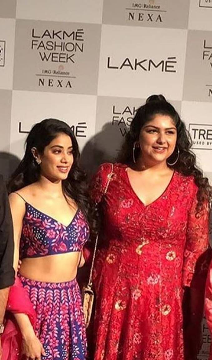 lakme fashion week 2018, Janhvi kapoor on lfw ramp walk, jahnvi as show stopper, janhvi kapoor ramp walk debut, actress of dhadak, actress janhvi kapoor cousin anshula, janhvi kapoor sister khushi kapoor, kapoor sisters cheer to actress jahnvi in lfw 2018, see pictures of lakme fashion week 2018, entertainment news, bollywood news, television news, entertainment news, bollywood khabren, entertainment news