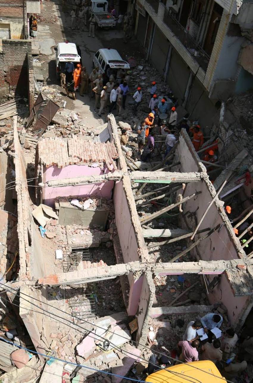 Delhi Building collapsed, Building collapsed, New Delhi, Ashok Vihar Phase 3, 4 Children, 1 Woman, Death, Hospital, Sawan Park, NDRF, Rescue Operation, Police, Ambulance, Delhi News, State News, Hindi News
